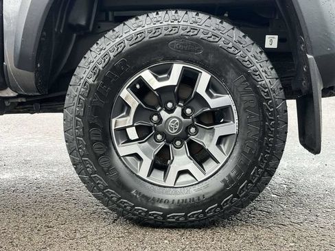 Used 2021 Toyota Tacoma TRD Off-Road w/ Technology Package AWD/4WD image 11