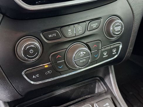 Used 2020 Jeep Cherokee Limited image 15