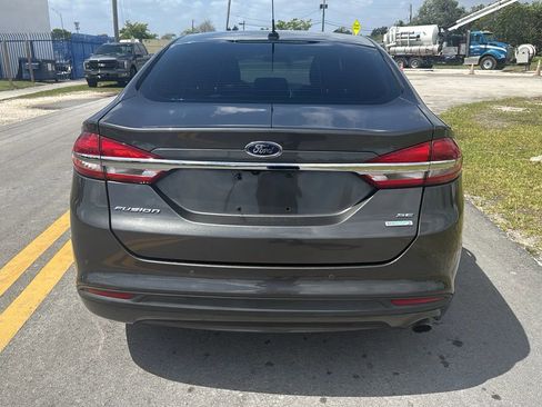 Used 2018 Ford Fusion SE w/ Fusion SE Technology Package FWD image 5