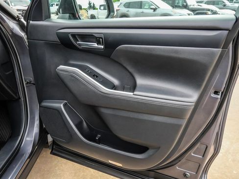 Used 2021 Toyota Highlander XLE AWD/4WD image 38