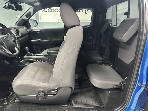 Used 2018 Toyota Tacoma TRD Sport image 3