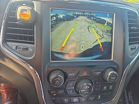 Used 2018 Jeep Grand Cherokee Altitude AWD/4WD image 14