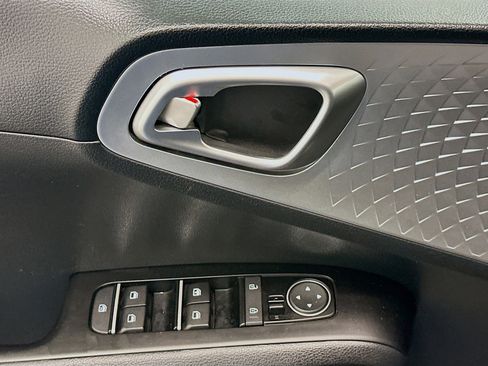 Used 2025 Kia Soul LX w/ LX Technology Package FWD image 15
