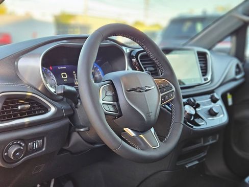 New 2026 Chrysler Pacifica Select image 20