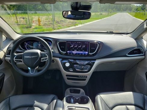 Used 2024 Chrysler Pacifica Limited FWD image 27