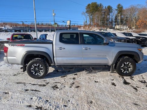 Used 2019 Toyota Tacoma TRD Off-Road w/ Technology Package image 9