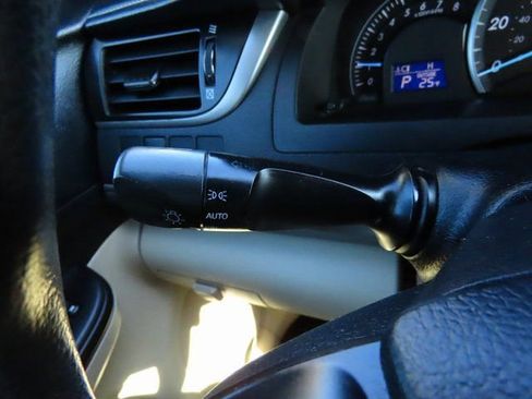 Used 2013 Toyota Camry LE image 28