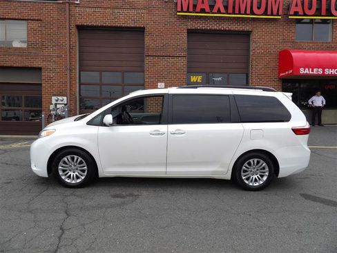 Used 2016 Toyota Sienna XLE image 4