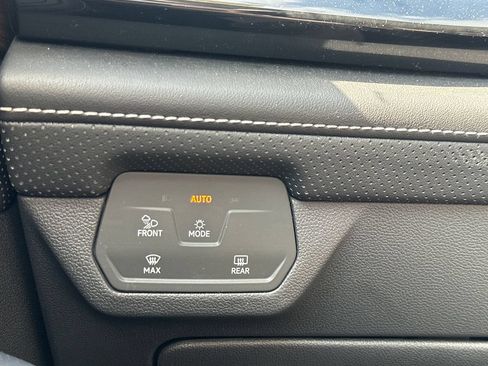 Used 2025 Volkswagen Atlas SE FWD image 17