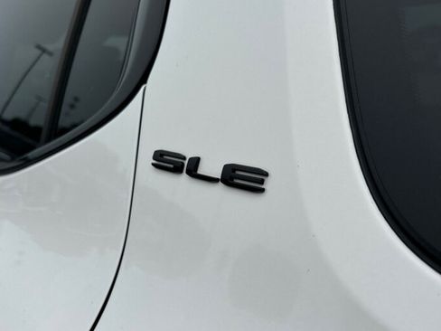 Used 2023 GMC Acadia SLE w/ Driver Convenience Package FWD image 10