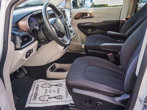 Used 2017 Chrysler Pacifica Touring w/ Tire & Wheel Group FWD image 18