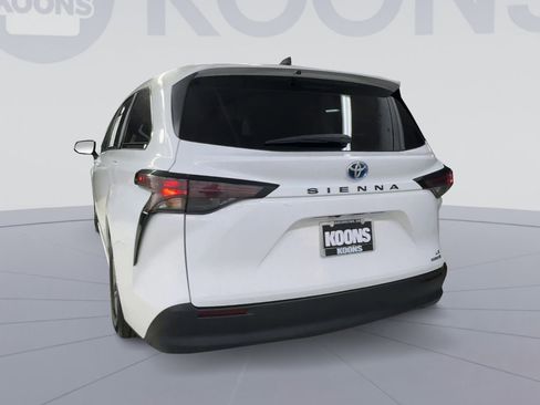Used 2024 Toyota Sienna LE FWD image 10