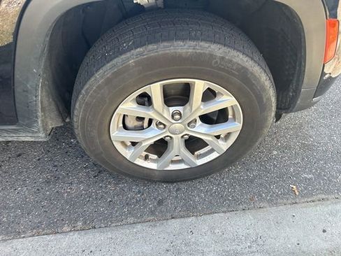 Used 2023 Jeep Grand Cherokee L Limited w/ Luxury Tech Group II AWD/4WD image 3