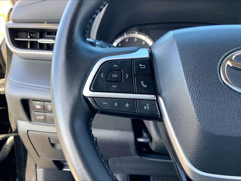 Used 2023 Toyota Highlander LE FWD image 23