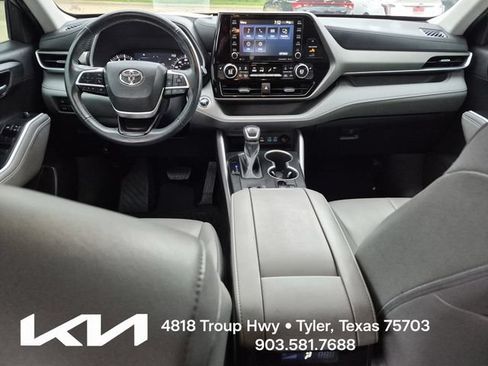 Used 2022 Toyota Highlander XLE FWD image 28