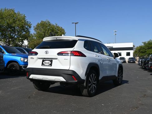 Used 2023 Toyota Corolla Cross XLE w/ Convenience Package FWD image 5