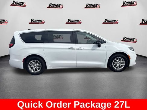Used 2024 Chrysler Pacifica Touring-L FWD image 4