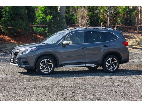 Used 2022 Subaru Forester Touring image 3