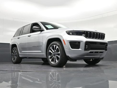 Used 2023 Jeep Grand Cherokee Overland w/ Luxury Tech Group IV RWD image 26