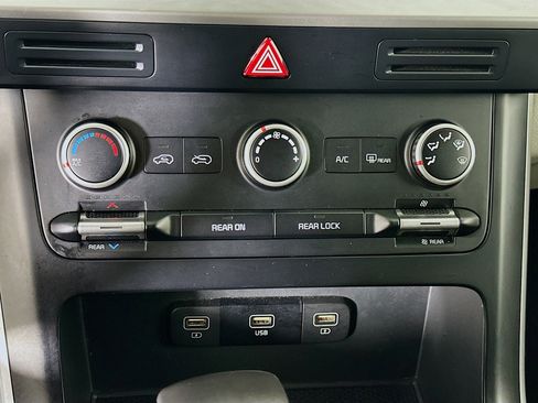 Used 2024 Kia Carnival LX image 23