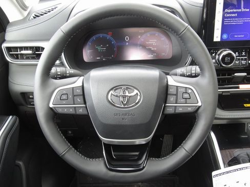 New 2025 Toyota Highlander Platinum image 27