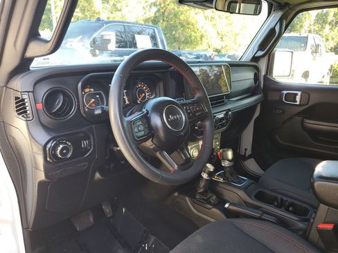 Used 2024 Jeep Wrangler Unlimited Rubicon AWD/4WD image 18