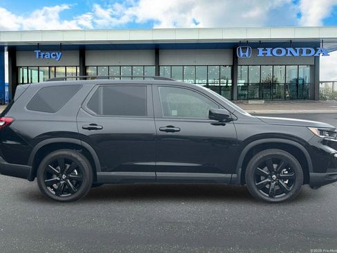 Certified 2025 Honda Pilot Black Edition image 3