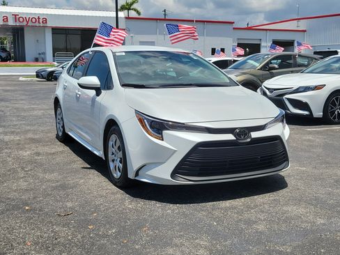 Used 2025 Toyota Corolla LE w/ Convenience Package FWD image 2