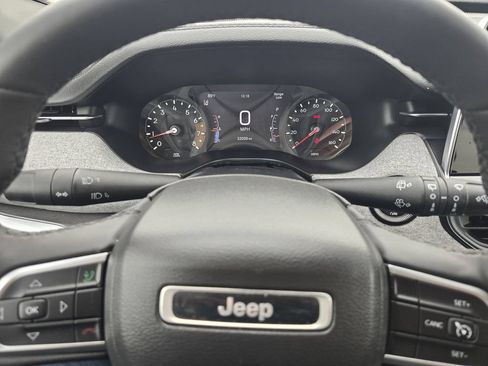 Used 2025 Jeep Compass Latitude w/ Sun & Sound Group AWD/4WD image 24