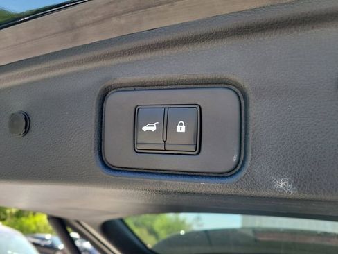 Used 2025 Nissan Pathfinder SV FWD image 8