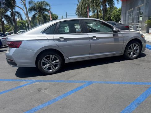 Used 2024 Volkswagen Jetta SE FWD image 7