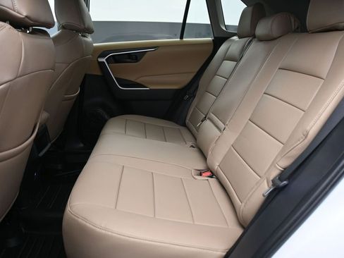 Used 2020 Toyota RAV4 LE FWD image 11