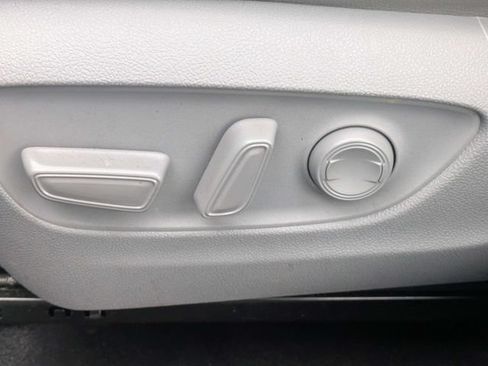 Used 2020 Toyota Highlander XLE FWD image 21