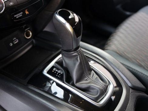 Used 2018 Nissan Rogue SV image 22