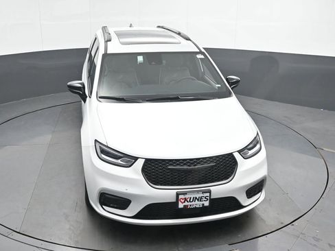 Used 2025 Chrysler Pacifica Limited image 41