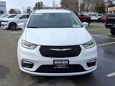 Certified 2022 Chrysler Pacifica Touring-L image 3