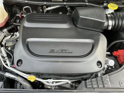 Used 2023 Chrysler Pacifica Touring-L image 12