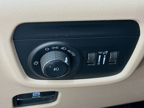 Used 2023 Jeep Grand Cherokee Limited w/ Luxury Tech Group II image 17