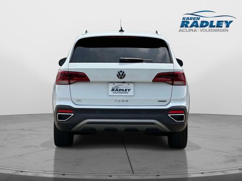 Certified 2022 Volkswagen Taos SE AWD/4WD image 3