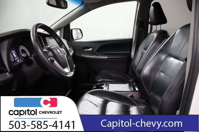 Used 2016 Toyota Sienna SE FWD image 12