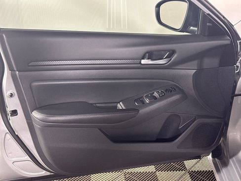 Used 2024 Nissan Altima 2.5 SV FWD image 10