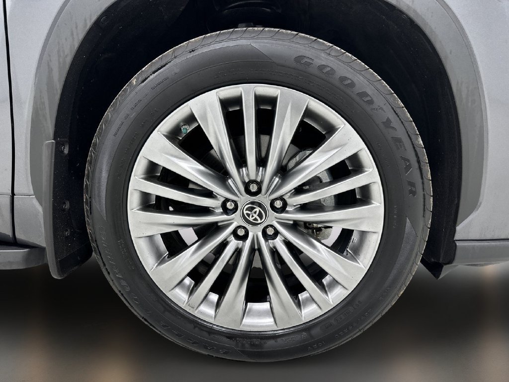 Used 2024 Toyota Highlander Platinum FWD image 10