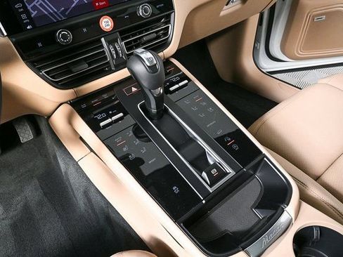 Certified 2026 Porsche Macan image 18