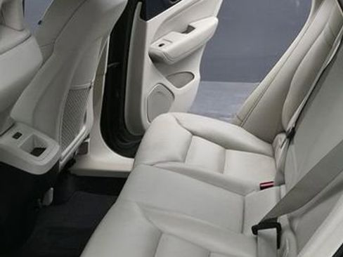 Used 2019 Volvo XC60 T6 Momentum w/ Multimedia Package AWD/4WD image 11