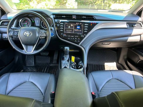 Used 2020 Toyota Camry SE w/ Sunroof Package FWD image 13