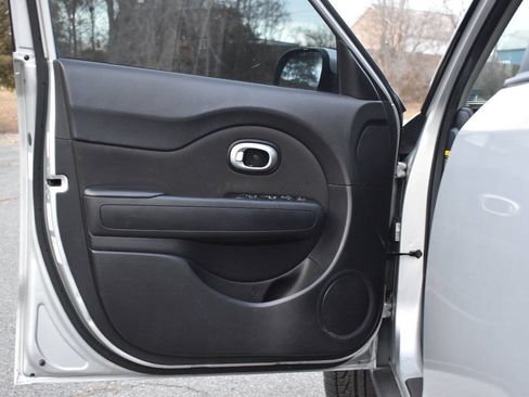 Used 2018 Kia Soul + FWD image 8