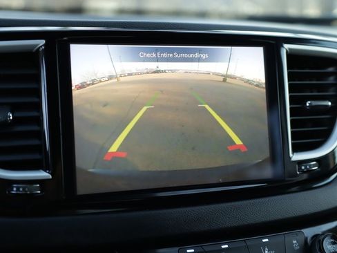 Used 2023 Chrysler Pacifica Touring-L image 18