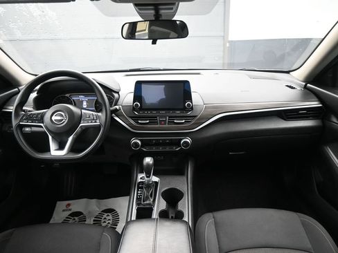 Used 2025 Nissan Altima 2.5 SV FWD image 15