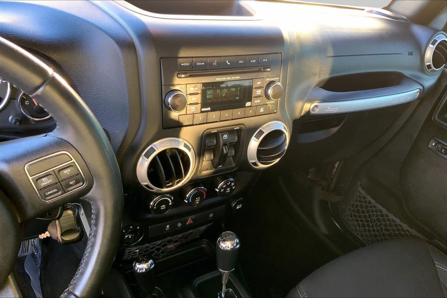 Used 2017 Jeep Wrangler Unlimited Rubicon AWD/4WD image 6