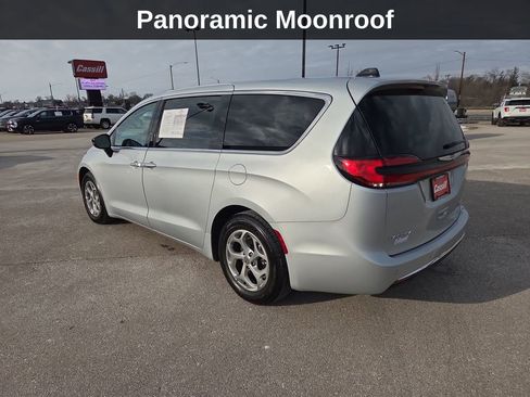 Used 2024 Chrysler Pacifica Limited image 3